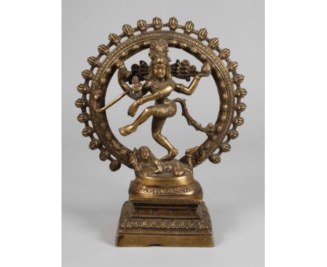 Bronzeplastik Nataraja20. Jh., ungemarkt, Bronze gegossen und bräunlich patiniert, über mehrfach getrepptem, ornamental verzi