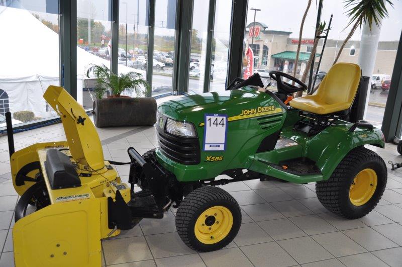 Lawn mower/Tracteur à gazon JOHN DEERE (2005) mod. X585, 4x4, 196 hrs avec souffleuse, couteau e Lawn mower/Tracteur à gazon JOHN DEERE (2005) mod. X585, 4x4, 196 hrs avec souffleuse, couteau e