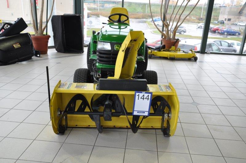 Lawn mower/Tracteur à gazon JOHN DEERE (2005) mod. X585, 4x4, 196 hrs avec souffleuse, couteau e Lawn mower/Tracteur à gazon JOHN DEERE (2005) mod. X585, 4x4, 196 hrs avec souffleuse, couteau e