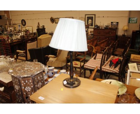 A lacquered chinoiserie style table lamp