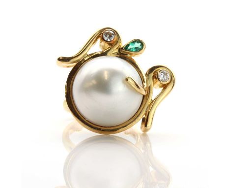 A cultured mabé pearl, emerald and diamond ring, by Catherine Best,with a 16.90mm mabé pearl, rub set in a plain collet. A lo