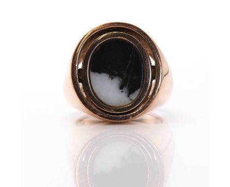 A rose gold agate and diamond swivel head signet ring, with a flat section black and white agate oval tablet, rub set to one 