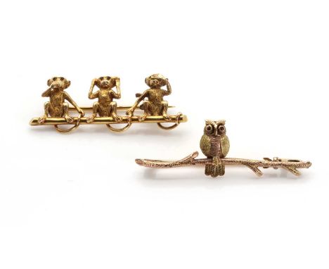 A novelty monkey bar brooch,with three monkeys in comical poses, seated on a bar. RD498150. Tested as approximately 15ct whit