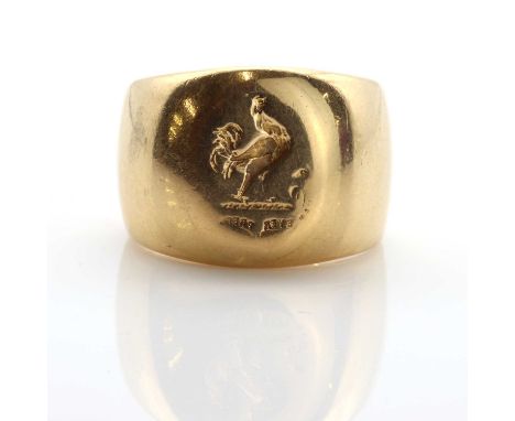 A gentlemen's gold signet ring,with an intaglio engraved crest and motto. An oval head with wide 'D' section shoulders and sh