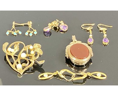 ASSORTED JEWELLERY, comprising 9ct gold mounted bloodstone swivel fob, gold-plated silver mistletoe brooch, two pairs of amet