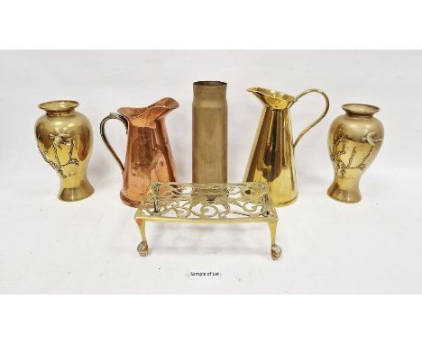 Assortment of brassware and other metalware, to include a trivet stand, pair of oriental style vases, WWI era shell case, hor