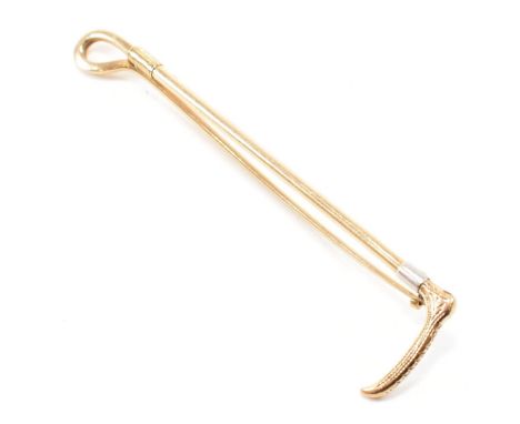 An early 20th century 9ct gold and platinum brooch pin. The equestrian interest brooch in the form of a riding crop with etch