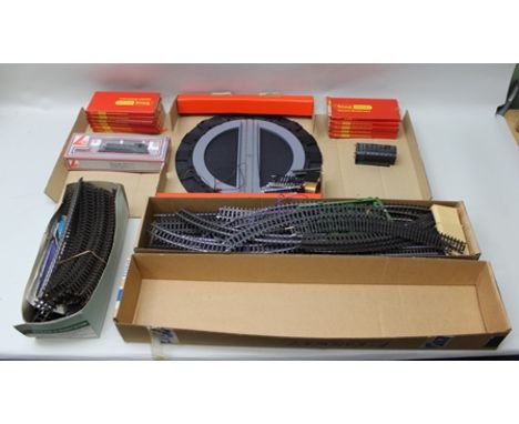 HORNBY RAILWAYS 00 GAUGE R414 OPERATING TURNTABLE SET in original vendor's box, together with ELEVEN BOXED POINTS including R
