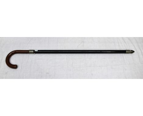 AN EARLY 20TH CENTURY GENTLEMAN'S WALKING CANE, having polished handle, black painted shaft and nickel finished tip with a to