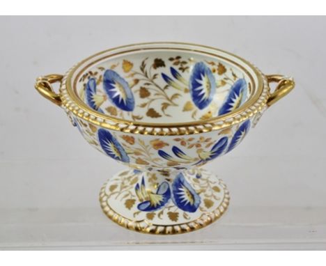 A SPODE FELSPAR PORCELAIN PEDESTAL BOWL, circa 1825, decorated with a central gilt medallion within a garlanded border painte