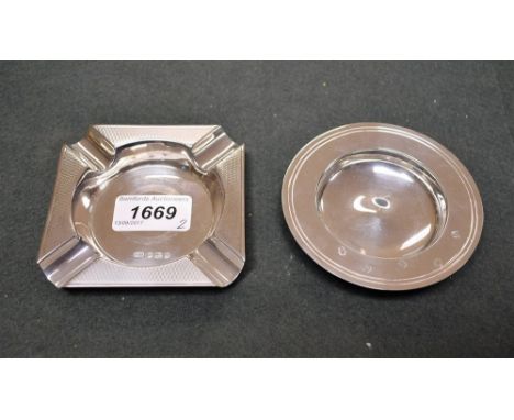 A Britannia silver circular trinket dish, London 1977, 61g; a sterling silver ashtray, Sheffield 1958, 71g (2)
