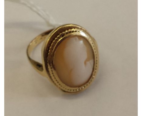 A 9ct Gold Cameo Ring. Size K.