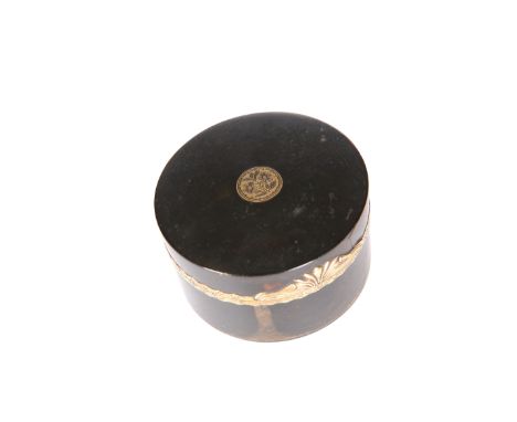 A LARGE GEORGE III YELLOW METAL MOUNTED TORTOISESHELL SNUFF BOX, c. 1800, circular, the cover and base each inset with a foli