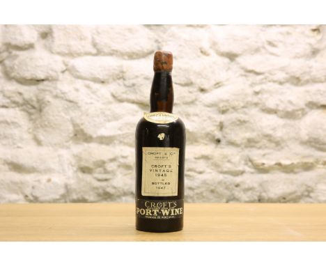 1 BOTTLE CROFT VINTAGE PORT 1945, (level is at mid-shoulder),&nbsp;(full waxed seal is intact and cracked with some evidence 