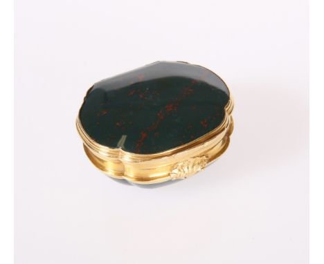 A GOLD-MOUNTED HARDSTONE SNUFF BOX, bombe-shaped with hinged cover, the mounts unmarked, untested and unwarranted. 4cm by 3.5