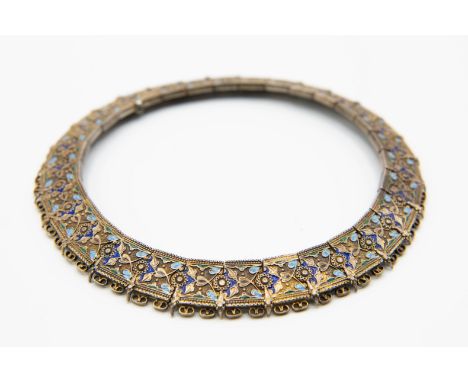 AN EARLY 20TH CENTURY RUSSIAN SILVER AND ENAMEL COLLAR, of articulated rectangular links each applied with delicate swirls an
