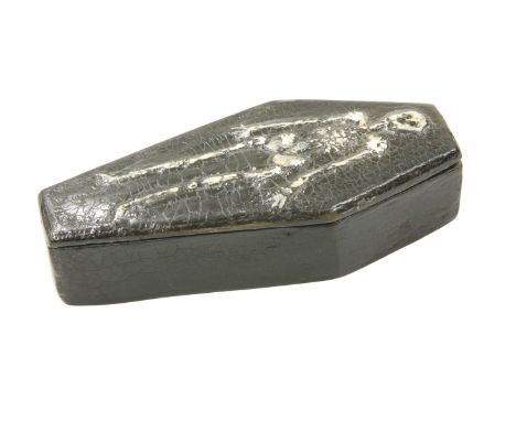 A 19TH CENTURY SNUFF BOX IN THE FORM OF A COFFIN, the hinged cover with a skeleton. 8cm