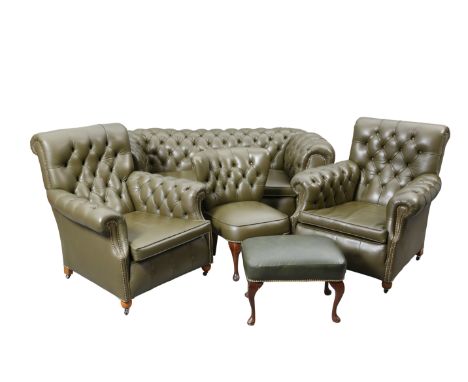 A GREEN LEATHER UPHOLSTERED MATCHED CHESTERFIELD&nbsp;SUITE, LATE 19TH/EARLY 20TH CENTURY, comprising button-back settee, pai