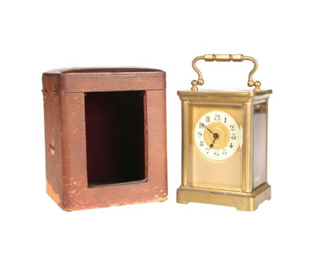 A BRASS CASED CARRIAGE CLOCK, CIRCA 1900, the circular dial with Arabic numerals, unsigned, in a leather carrying case with k