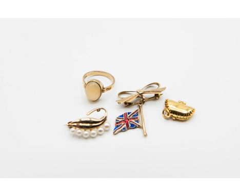 A COLLECTION OF YELLOW GOLD JEWELLERY, to include a cultured pearl brooch stamped 375, a moonstone set ring stamped 375, a pu