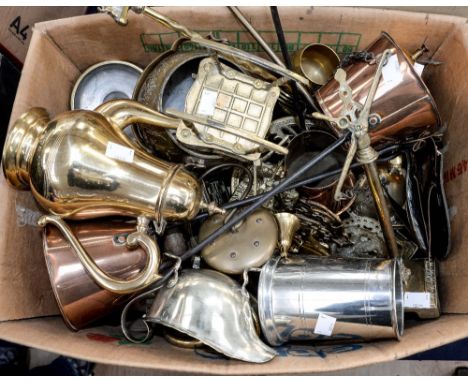 Brassware to include scales, horse brasses, copper measure ladles, desk bell and other metals, full box 