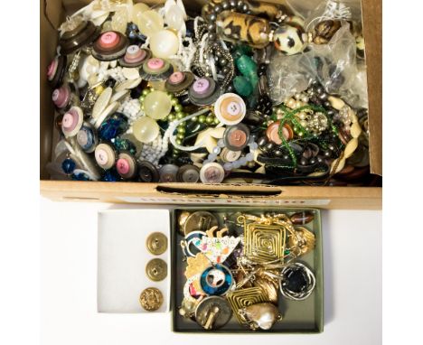 A good quantity of vintage costume jewellery to include hardstone and glass bead necklaces 