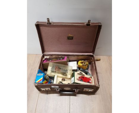VINTAGE CHILDS EVACUEE CASE CONTAINING DIE CAST VEHICLES