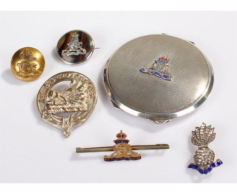 Military related objects, to include a Royal Artillery silver compact, three Artillery brooches, a button and cap badge, (6)