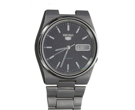 Seiko 5 automatic stainless steel gentleman's wristwatch, reference no. 7S26-3130, black dial, Seiko bracelet, 36mm-Box and P