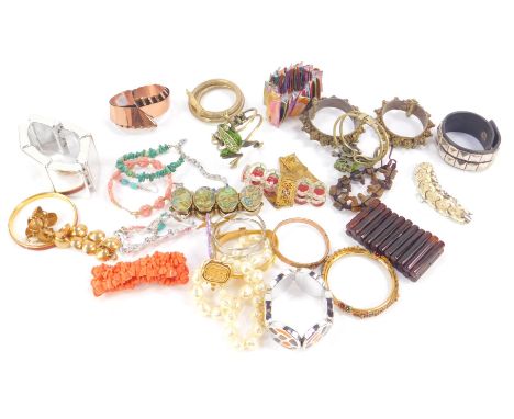 Costume jewellery bracelets and bangles, including a copper stylised bracelet, plastic multi-coloured link bracelet, triple s