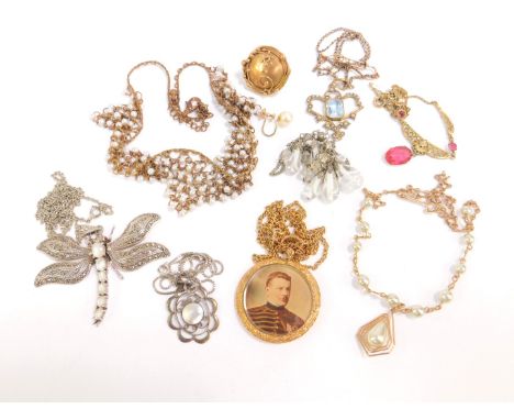 Victorian and Edwardian style jewellery, including a faux pearl necklace, a silver marcasite dragonfly, a gilt metal locket, 