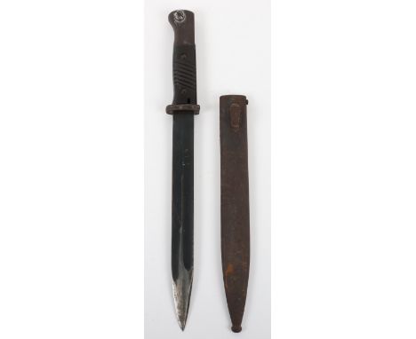 WW2 German K98 Combat Bayonet, with two piece bakelite grips, steel pommel with waffen-amt stamps to the reverse. Housed in a