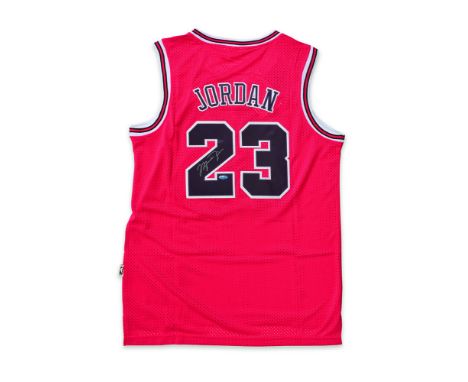 Maillot de basketball JORDAN MICHAEL des Chicago Bulls. Dédicacé par le joueur. Maillot de la collection « Mitchell and Ness 