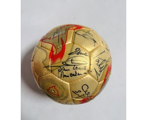 Ballon boutique de la Coupe du Monde REAL MADRID 2002 Signé par l'équipe de galactiques du Real Madrid, avec autographes de Z