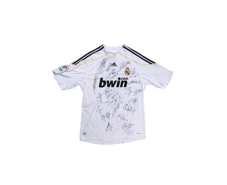REAL MADRIDReplica jerseySigned by the entire team, including Cristiano Ronaldo, who made a personalized dedication.