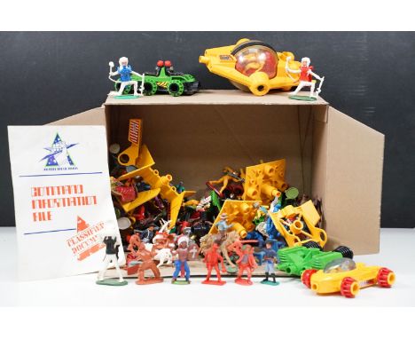 Collection of mixed plastic figures and toys to include mainly Britains examples featuring Britains Stargards and Britains Sp