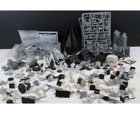Warhammer - Games Workshop Warhammer miniatures and diorama pieces featuring plastic and metal examples to include Ultra Mari