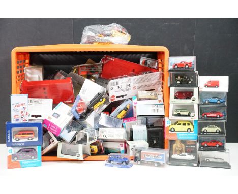 Around 100 boxed / cased small scale plastic and diecast models to include Oxford Diecast (Commercials and Omnibus), Corgi Lo