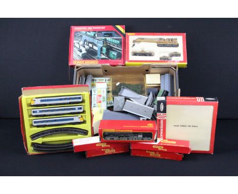 Collection of OO gauge model railway to include boxed Hornby R6204 75 Ton Breakdown Crane ADB 141 weathered edition set, boxe