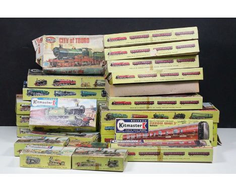 17 Boxed Rosebud Kitmaster plastic model kits to include Baureihe 23, Giant Swiss Crocodile, Prairie Tank, Corridor Composite