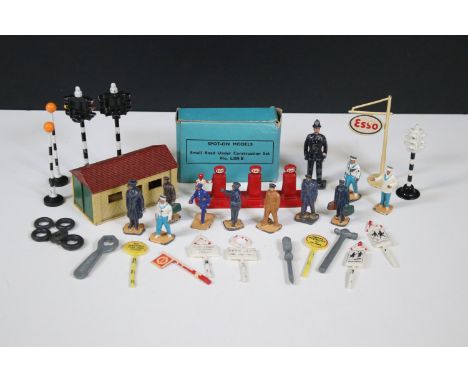 Group of Mid 20th C diecast &amp; plastic accessories to include metal figures, road signs, Matchbox Lesney ESSO petrol pumps