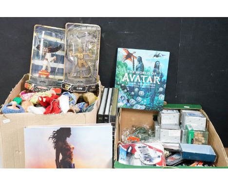 Large collection of mixed figures, dolls, etc featuring 11 x boxed Eaglemoss Doctor Who figures, 4 x Eaglemoss Marvel figures