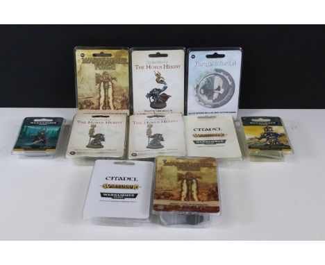 Warhammer - Ten Games Workshop Warhammer resin miniature blister packs featuring Space Marine Librarian In Terminator Armour,
