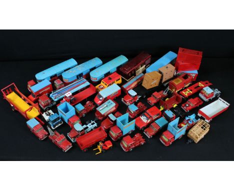 Collection of Chipperfield Circus diecast models to include Corgi Major Articulated Horse Box, Land Rover 109 WB, Matchbox Su