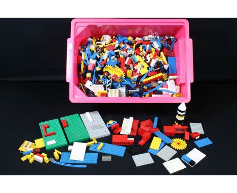 Collection of mixed Lego to include 80s / 90s examples featuring bricks, parts and accessories, etc