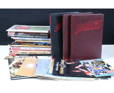 Comics - Collection of graphic novels and comic books to include 6 x Marvel h/b collector editions featuring Daredevil vols 1