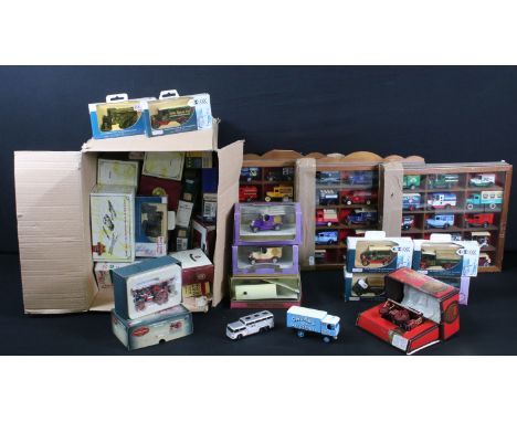 34 Boxed diecast models to include Lledo Days Gone, Matchbox Models Of Yesteryear, Lledo Collectibles Her Majesty Queen Eliza