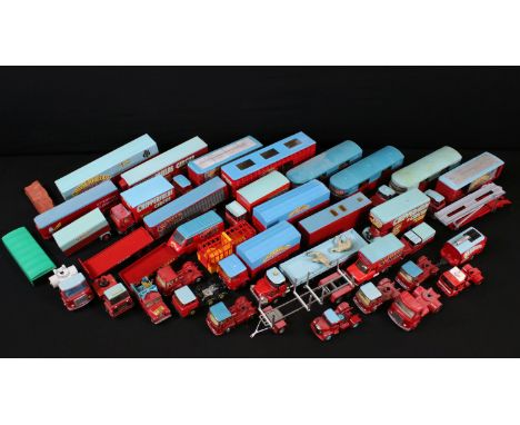 Collection of Chipperfield Circus diecast models to include Corgi Major 1137 Scammell Articulated Trailer, Corgi Land Rover 1