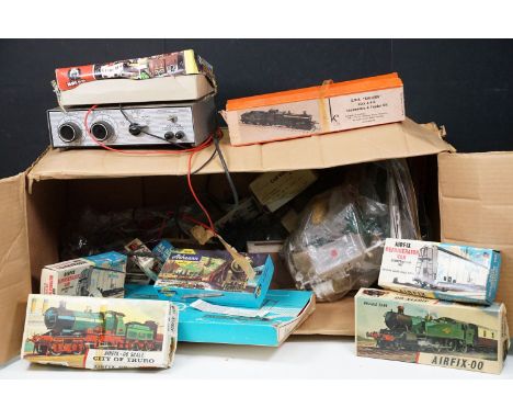Collection of HO, OO  &amp; N gauge model railway accessories to include Jouef Steatite set (no outer box), plastic kits, sce