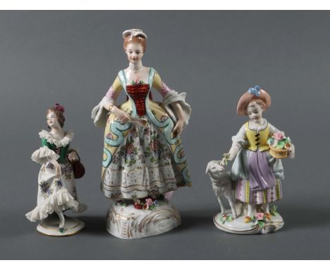 3 Porzellanfiguren2x Sitzendorf, ca. 1918 und 1x Volkstedt, Thüringen, nach 1945, Porzellan, glasiert und polychrom in Aufgla
